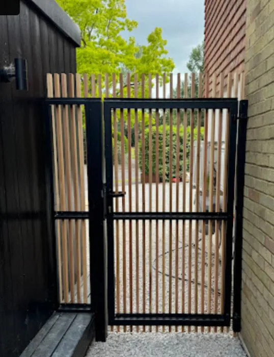 bespoke-metal-side-gates